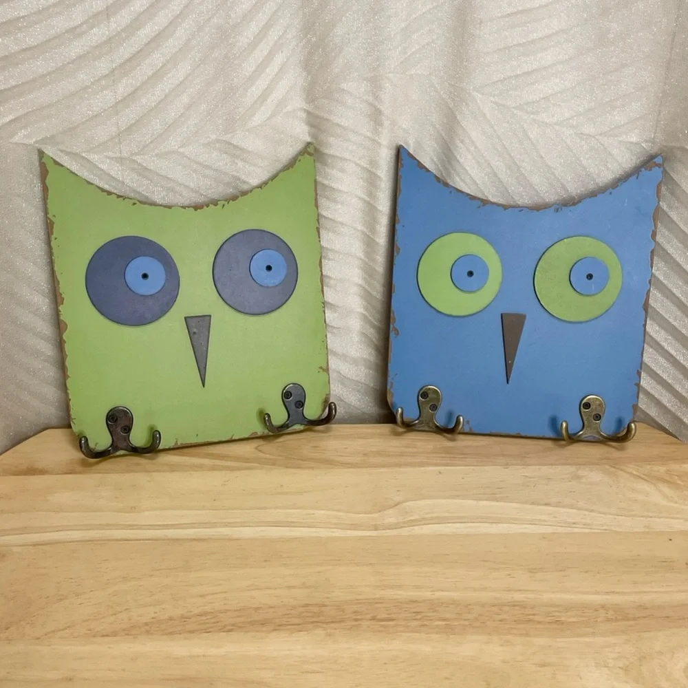 2 Wood Owl Wall Plaques Green & Blue with Hooks Coat Hat Jewelry Distressed